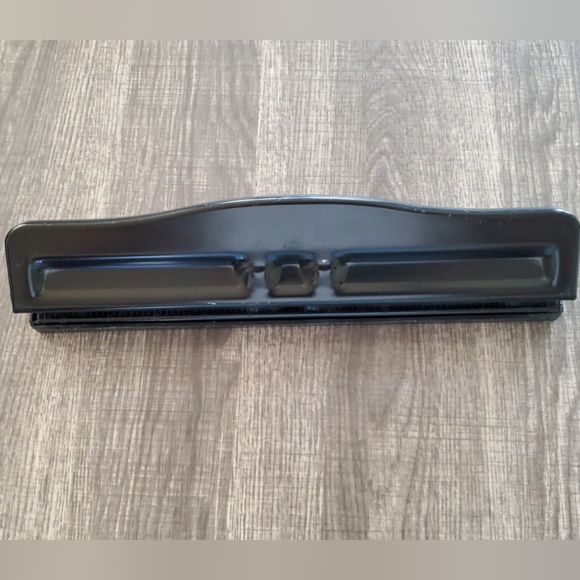 Classic 3 Hole Paper Punch - Picture 1 of 11